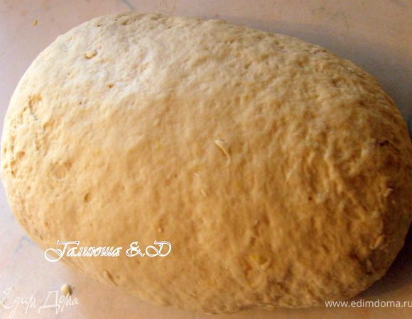 Отправляем его в теплое место. Достаточно ему подняться всего 1 раз. Вот такое тесто. Делим его на несколько частей. Каждую часть раскатываем в колбаску и делим на кусочки, которые потом просто раскатываем в булочки.