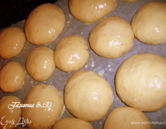 Укладываем на противень и смазываем либо яйцом, либо просто молоком. Сверху  можно посыпать , сахаром, маком, кунжутом