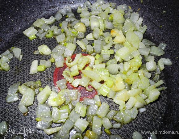 Мелко нарезанные лук, чеснок и сельдерей слегка обжарим до прозрачности на сливочном масле.
