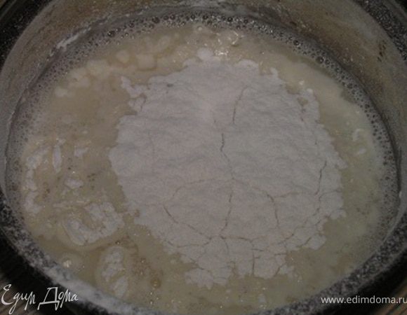 В теплой воде растворить сахар и соль, постепенно всыпая муку, замесить тесто.