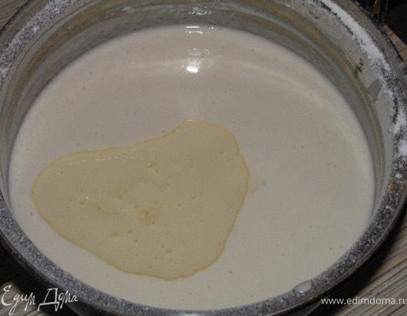 Добавить 3 ст.л. растительного масла и соду, перемешать.