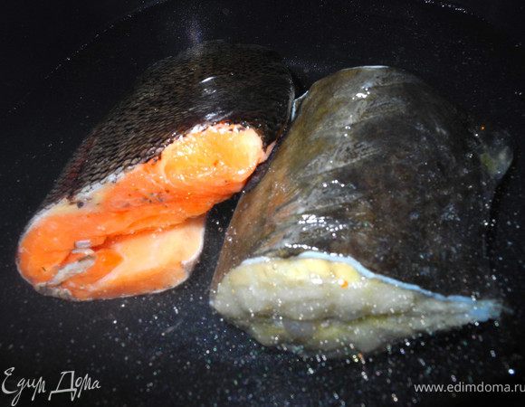 Сварим бульон. Зальем рыбу холодной водой, добавим луковицу и соль и доведем до кипения на слабом огне. Варим минут 10, пену обязательно удаляем. Затем луковицу выбрасываем.