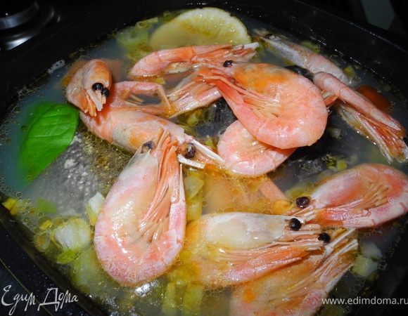 Добавляем галангал, имбирь, лук, чеснок, сельдерей (пассерованный и свежий), парочку черри и четвертинку и лист лайма и кипятим ещё 5 мин на медленном огне. Добавляем креветки.