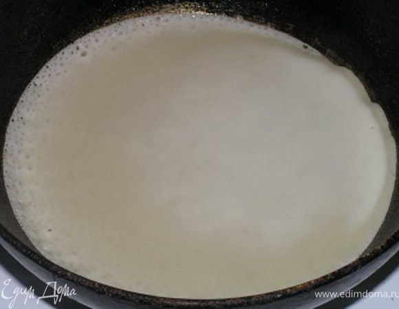 Разогреть сковородку с 1 ст.л. растительного масла, с помощью небольшого половника вылить порционно тесто,