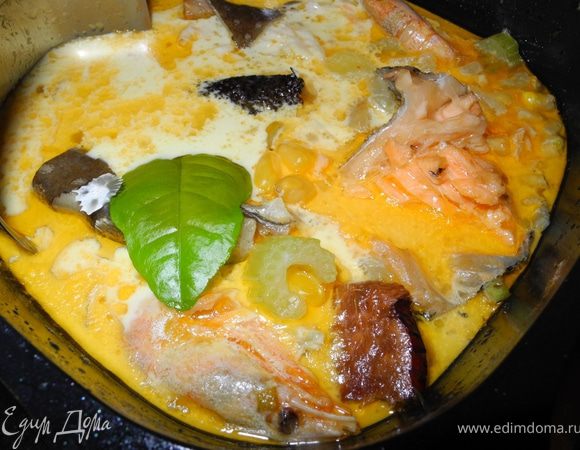 Затем консервированную кукурузу, картофелину, порезанную небольшими кубиками, варим на медленном огне до готовности картошки, добавляем сливки, прогреваем несколько минут (не кипятим) и выключаем. Чаудер готов.