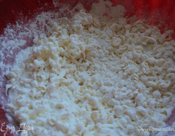 Яйца взбить с сахарной пудрой.
Муку смешать с разрыхлителем теста, натереть на терке охлажденный маргарин.
