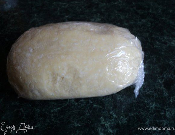 В муку с маргарином добавить взбитые яйца, быстро замесить тесто. Готовое тесто завернуть в пищевую пленку и поставить в холодильник на 15-20 мин.