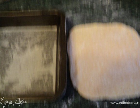 Разделить тесто на 4 части. Каждую часть раскатать  и выпекать в форме, застеленной смазанным маслом пергаменте, 15 мин до золотистого цвета.