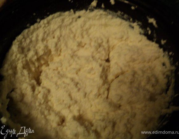 Приготовим творожную массу. Растапливаем в кастрюле сливочное масло, добавляем пропущенный через мясорубку творог, сахар и варим на небольшом огне 10мин, все время интенсивно помещивая. Добавляем взбитые яйца и продолжаем варить до первых пузырьков. Затем вливаем разведенный в холодном молоке крахмал и  варим 2-3 мин, все время помешивая до загустения массы. Додаем цедру и сок лимона и охлаждаем до теплого состояния.