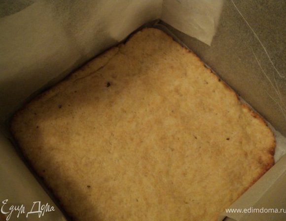 Собираем пляцок: форму для выпечки застилаем пергаментом, на дно  1 корж