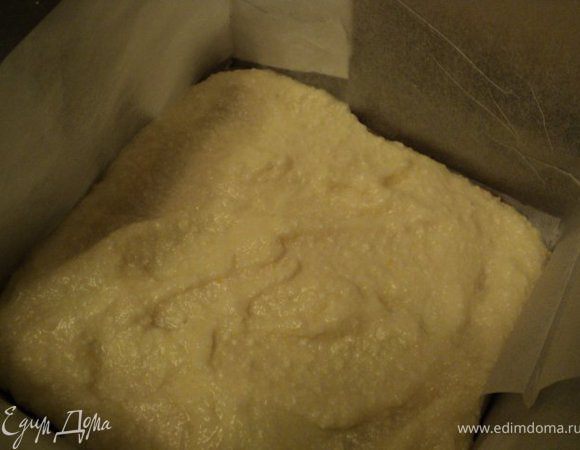 сверху смазываем ¼ части теплой творожной массы  и так укладываем все коржи 