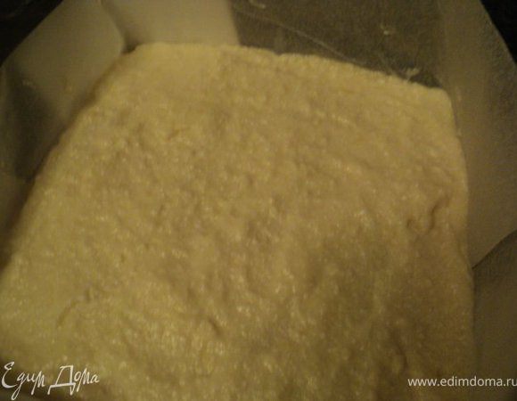 верхний корж тоже смазываем творожной массой и ставим пляцок в холодильник остывать ( я готовила вечером и пляцок охлаждался до утра).