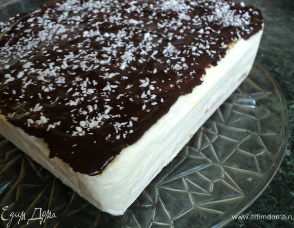 Пляцок сверху заливаем шоколадной помадкой сваренной из какао, сахара, молока и масла. Посыпаем кокосовой стружкой. Ставим в холодильник на 20-30мин до застывания помадки.