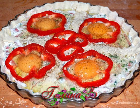 Из остатков теста вырезаем 4 полоски, соединив их в центре и по краю.
Получилось 4 сектора.
Аккуратно разбиваем яйца в каждый сектор.
Сверху украшаем кружками
болгарского перца,
тоже по- желанию.Слегка посолить,
поперчить. Я еще посыпала кунжутом.
Ставим в горячую духовку (180-200 гр)
на 20 минут -
желток яйца будет всмятку.
Я выдержала в духовке 30 минут
Делайте, как вам нравится.