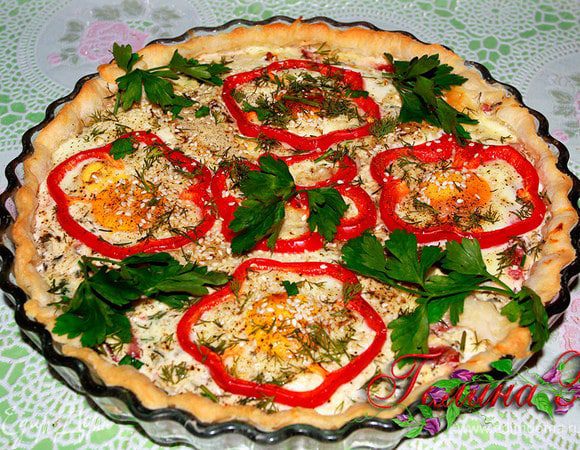 Достаем из духовки, немножко даём остыть, посыпаем остатками рубленной зелени, украшаем веточками петрушки.
Готово! Подаём горячим.