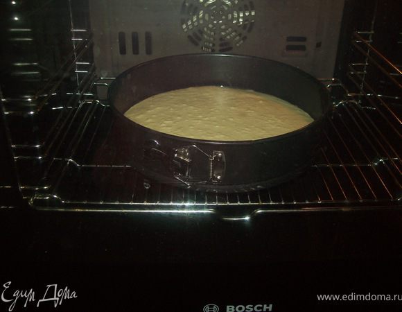 2 яйца, 1 стакан сахара, 2 пакетика ванилина - взбить до появления пены.
 Добавить 200 грамм сливок 30%-ной жирности - и продолжать взбивать.
 Добавить 2 стакана муки, 1 пакетик разрыхлителя и перемешать до получения однородной массы.