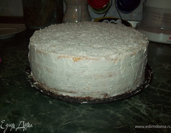 Сметану, сливки, сахар и ванилин - взбить в пышную массу.Теперь начинаем "собирать" торт:
 На первый корж нанести крем, толщиной ~1 см. 
 Выложить ягоды (если замороженные, то не размораживать), немного вдавливая в крем.