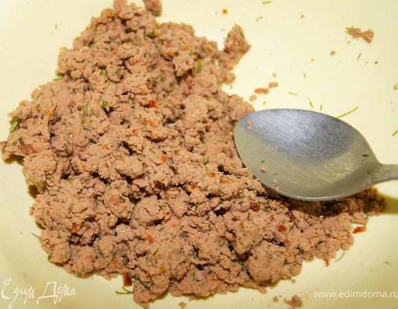 Мясо порезать на кусочки и перемолоть в блендере вместе с томатами, добавить раст. масло и мелко порезанный укроп.