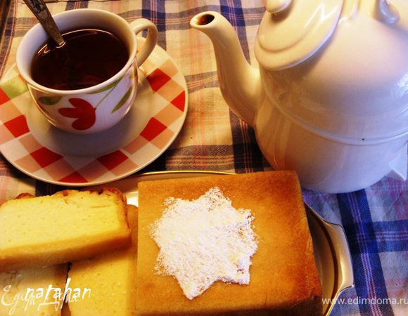 Приготовить песочное тесто на растительном масле: 
Все ингредиенты для теста смешать. Вымесить тесто и разделить его на 3 равные части. Две части положить в целофановые пакетики. Разровнять тесто и пакетики положить в морозилку для следующего приготовления сырника. А третью часть скатать в шарик, завернуть в пищевую плёнку и оставить отдыхать на минут 20 (пока будем готовить начинку).
Начинка: 
В глубокой мисочке или очень большой кружке смешать все ингредиенты для начинки. Взбить смесь блендером пару минут.
Тесто раскатать в пласт толщиной 3-4 мм. Положить его в форму (у меня хлебная форма) и распределить аккуратно по всей внутренней поверхности формы. Вылить творожную начинку и завернуть лишнее песочное тесто вовнутрь. Можно утопить, а можно положить сверху начинки. Поставить в заранее разогретую духовку до 180* С на 30-40 минут. По истечении времени проверить деревянной шпажкой для шашлыка готовность творожной начинки. Если шпажка сухая, то всё готово. Остудить сырник под салфеткой на решётке минут 15-20 и можно кушать и со сметаной, и с вареньем и просто так. Вкусно и с молоком и с чаем и без ничего. Приятного аппетита! 