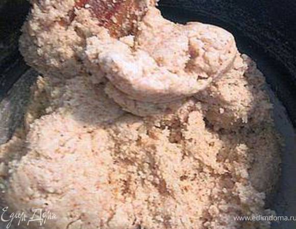 Смешать молотый миндаль с сахарной пудрой и белками. Замесить тесто.Оно получится похожим на песочное.