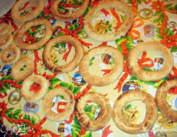 Достать колечки и оставить остывать на противне.Они получаются очень мягкие.Не трогайте их, пока они не остынут.
Когда колечки остыли, их надо собрать в пирамидку. 