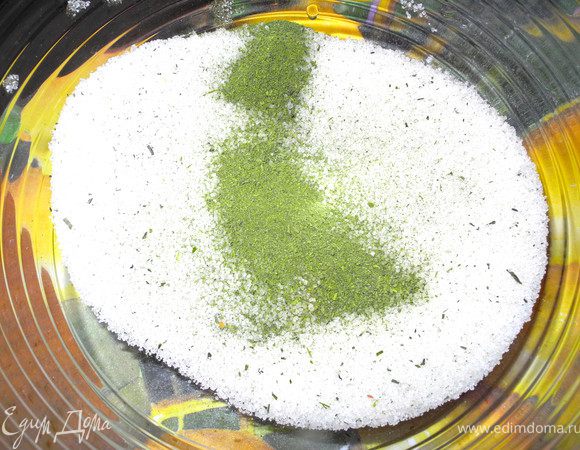 Потом смешала сахар с чаем. 