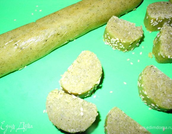 Из шарика сделала тонкую колбаску, по толщине примерно как "краковская"))) И положила на балкон. По рецепту нужно было на час, но я оставила на ночь.