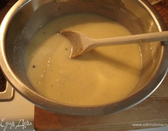 Добавить горячее молоко,поставить массу в холодильник минимум на 12 часов. 