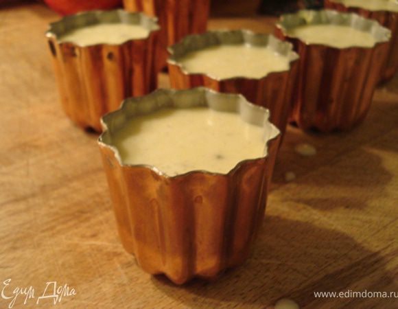 На следующий день разогреть духовку до 220C.Залить массу в формочки,выпекать 1 ч или пока не станут темно-золотого цвета.Готовые пирожные остудить .