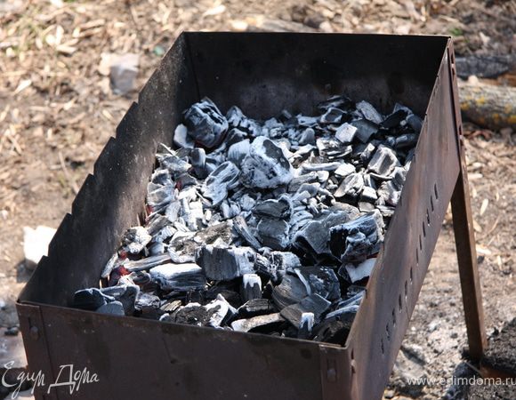 Теперь разровняйте угли так, чтобы жар шел от них равномерно. У меня к сожалению не было мангала с ровными краями, но длина шампуров позволяла расположить их вдоль, что я и сделал в следующих шагах.