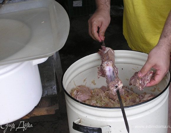 Очень важно куски мяса нанизать на шампур так, чтобы толщина кусков вдоль шампура была одинаковая. Это видно на фотографии. Не забудьте тщательно обобрать прилипший лук. Нанизайте шашлык на все шампуры. 