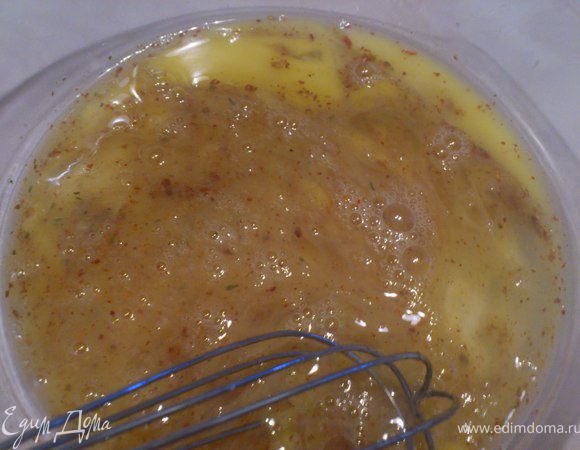 Яйца взбить с солью+приправы(у меня,смесь для цезаря),добавить сметану, еще раз взбить и добавить муку.Хорошо перемешать(консистенция-как на оладьи).Форму застелить пергаментом(Важно!),смазать маслом.Вылить тесто в форму.