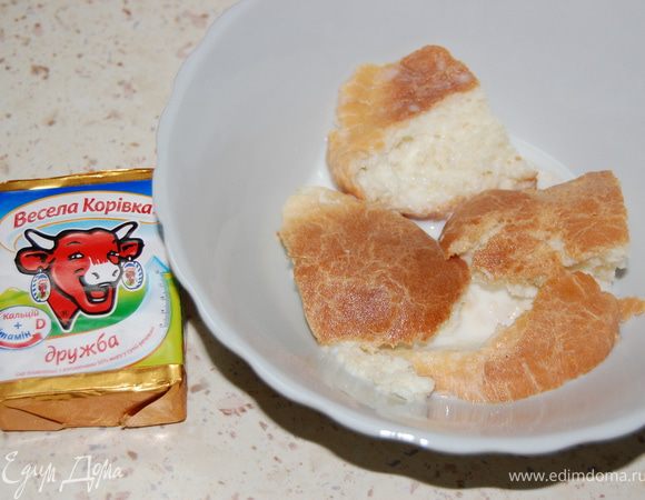 Хлеб залить молоком, сырок натереть на мелкой терке