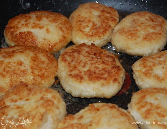 Лук измельчить, добавить в фарш. Хлеб слегка отжать, также добавить в фарш, предварительно измельчив... Вбить яйцо, посолить (не забывайте, что сырок соленый), поперчить. Все хорошо перемешать, сформировать котлеты, обвалять в муке. Жарить на растительном масле до золотистой корочки...