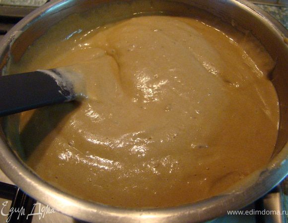 Мусс готовим на основе заварного теста. Молоко нужно подогреть с сахаром. Отдельно смешать венчиком желтки, кофе (не горячий) и крахмал. Вылить эту смесь в молоко, постоянно помешивая до загустения (на маленьком огне). Замочить желатин в ликере/виски, потом распустить на водяной бане. Влить в крем. Затем нужно взбить сливки в подмешать их в остывший крем. Теперь взбиваем белки с сахаром и аккуратно, медленно вмешиваем в крем, обогащая его воздухом. 