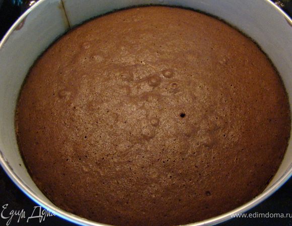 Готовый корж остужаем на решетке. Зубочисткой делаем маленькие дырочки и пропитываем сладким кофе (можно с ликером/виски).