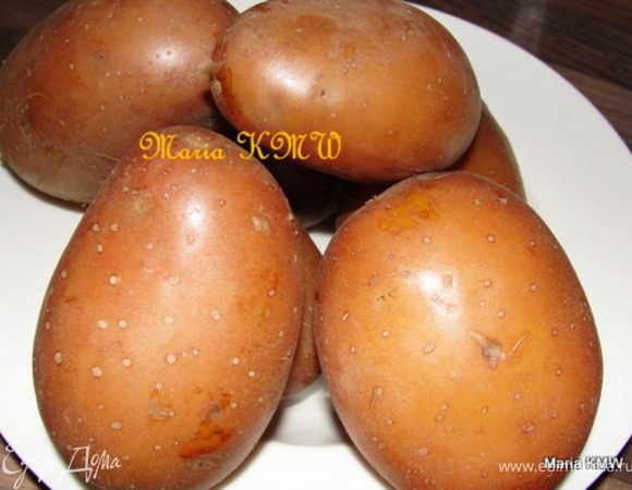 Отварим картофель в мундире. В этот раз я использовала сорт "Красное золото"-красная кожура, желтенький картофель внутри. Почистим и порежем кружочками.