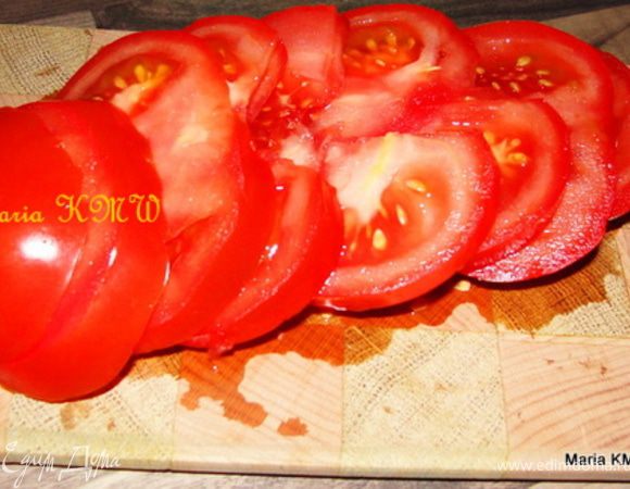 Кружочками нарезаем помидорки. 