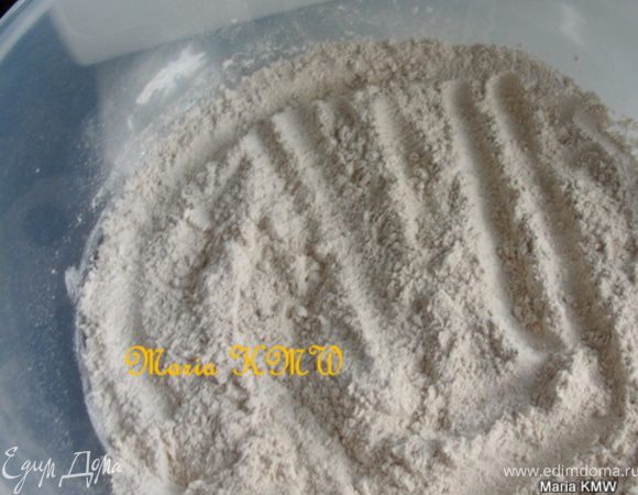 В большую чашу просеим муку. 