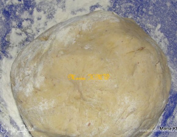 Замешиваем тесто, покрываем влажным полотенцем и даем тесту подойти. Оно должно увеличится в два раза-это примерно 1 час.