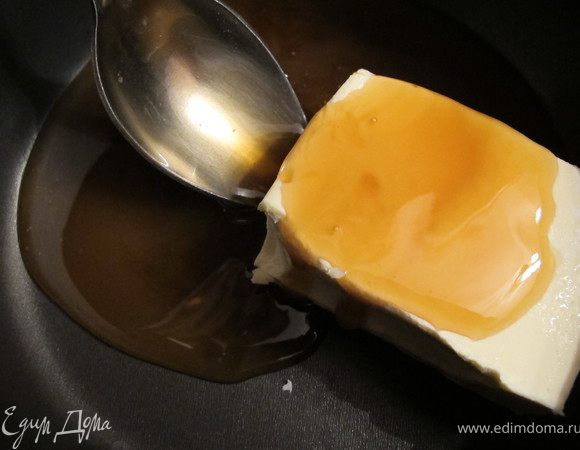 Растопите на медленном огне масло с мёдом, 
 
