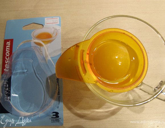 Разделите яйцо на желток и белок ,у меня кстати разделитель фирмы Tescoma,очень удобно.
От белка отделите столовую ложку белка для глазури .