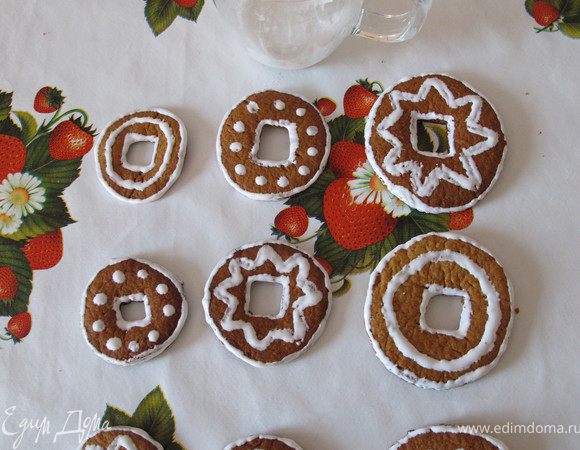 Печенью даём остыть ,а в это время приготовим глазурь .
Взобьём ст.л. белка с сахарной пудрой и лимонным соком.
Разукрашиваем печенья .