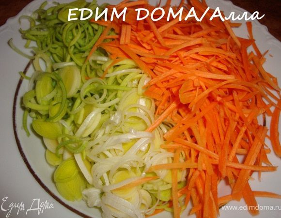 Лук порезать тоненькими кружочками (если порей) или полукружочками, морковку - тоненькими брусочками.