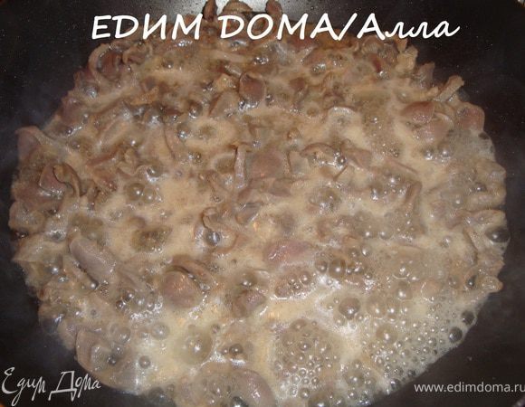 Сковородку-вок (или любую другую, но с высокими бортами) разогреть с кунжутным маслом, опустить в нее куриные желудки, немного потушить.