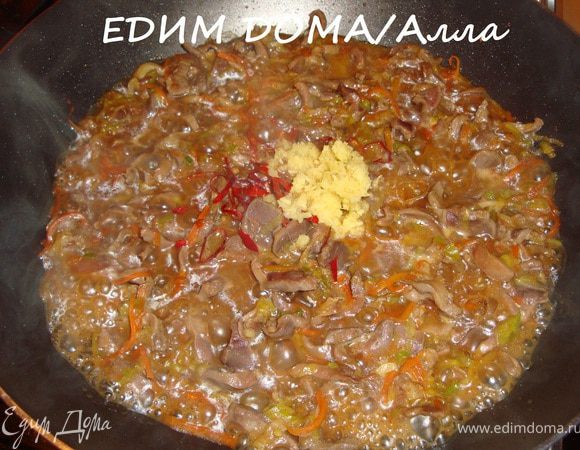 Перемешать, обжарить (или потушить, если образовалось много сока) все вместе, добавить соевый соус, измельченный перчик чили (лучше - без семян) и натертый имбирь.