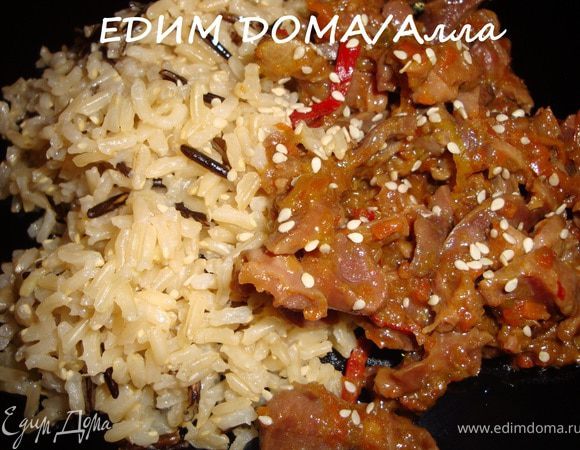 Хорошенько перемешать, еще немного потушить, минут 5 и добавить мед. Снова хорошо перемешать, накрыть крышкой и тушить до готовности, происыпать кунжутным семенем и перемешать. Подавать с отварным рисом (у меня смесь "4 риса"). К этому блюду очень удачно подошел салат из краснокачанной капусты по рецепту http://www.edimdoma.ru/recipes/33916.