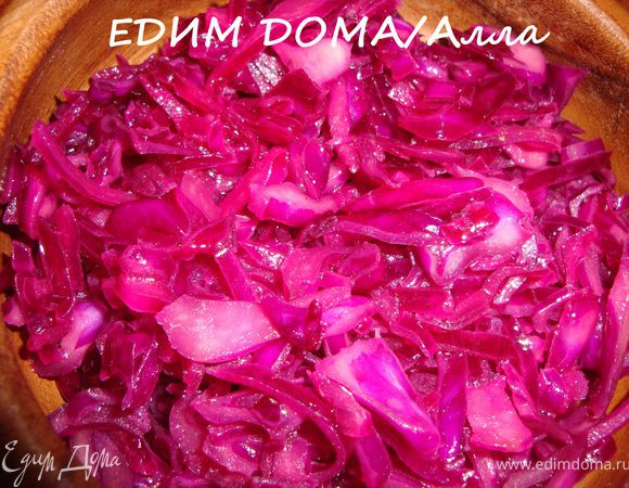 Тонко нашинковать капусту, присолить и хорошенько помять руками (до выделения сока). Из половинки лимона отжать сок, смешать его с винным уксусом и оливковым маслом. Полученным соусом заправить капусту. Очень интересное сочетание дает сок лимона с винным уксусом. Попробуйте.