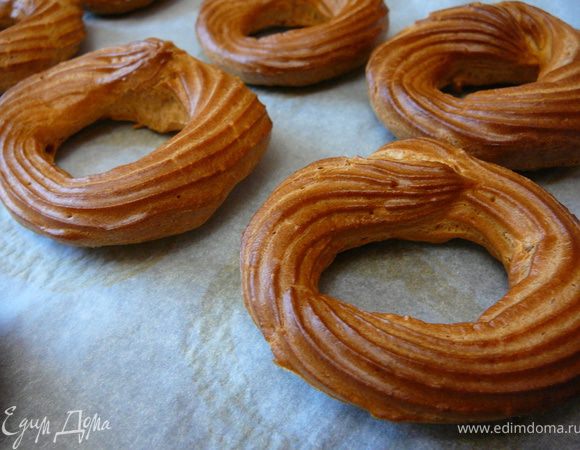 С помощью кондитерского мешка с зубчатой насадкой,отсадить тесто на противень,застеленный пергаментом, в виде колец.Выпечь в заранее разогретой духовке до 180 гр.в течение 40 минут (мне хватает 25-30 минут!готовлю их в режиме конвекция, Оля готовит в режиме верх-низ,тогда 40 минут будет как раз!)