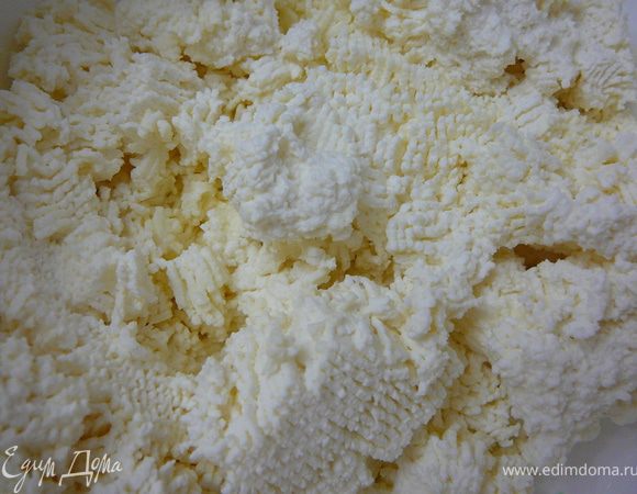 Приготовим крем.Для этого творог протереть через сито.
